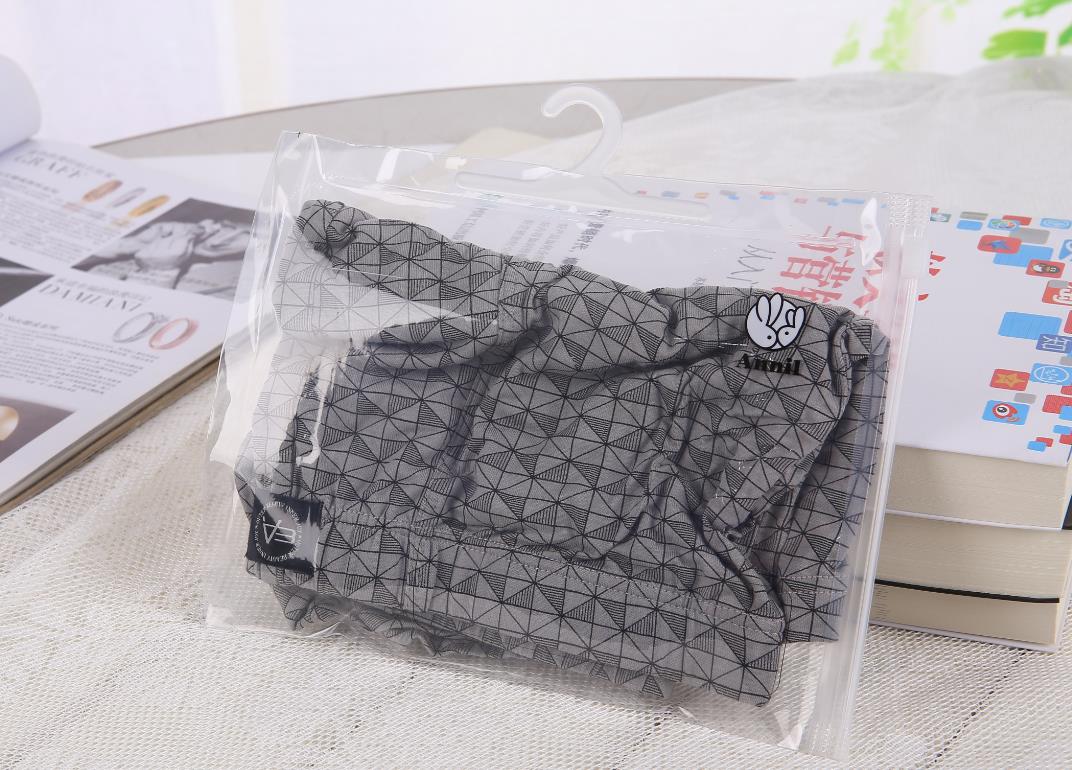定制服裝包裝袋讓服裝精美展示